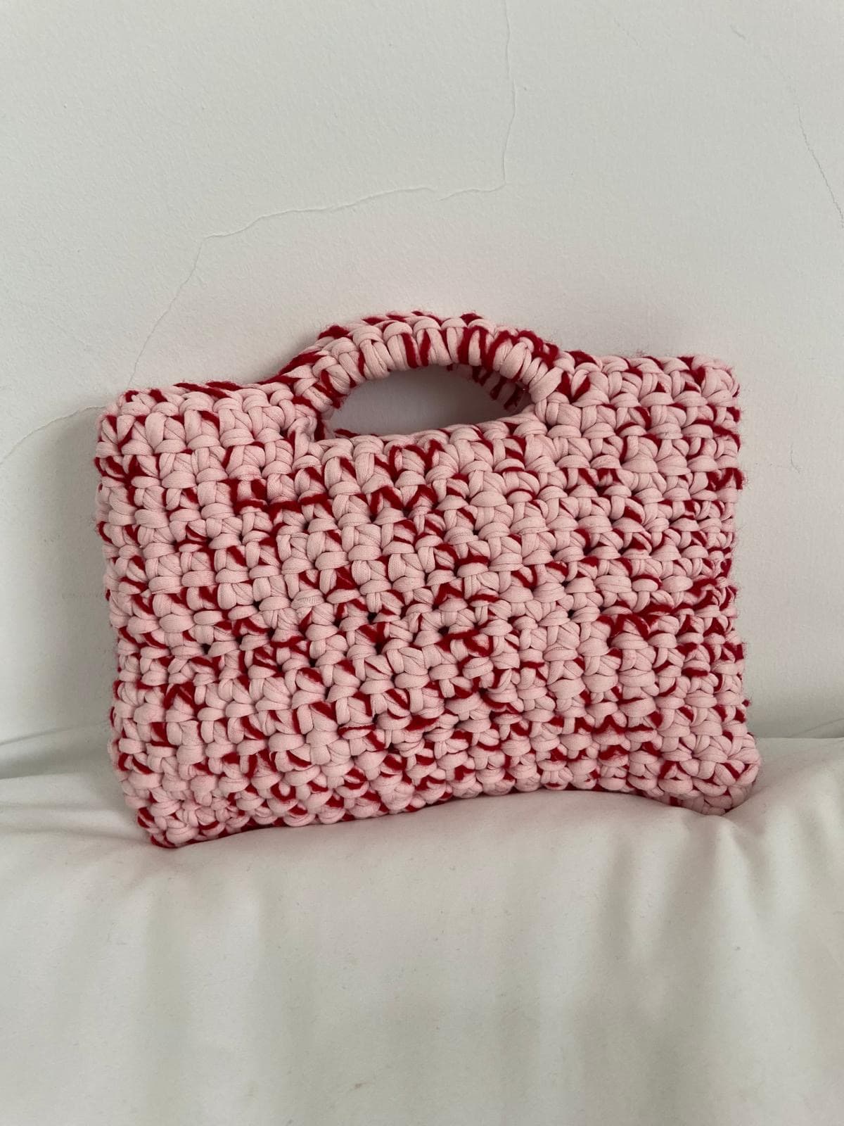Bolso de crochet rosa y rojo tejido a mano por Leyre